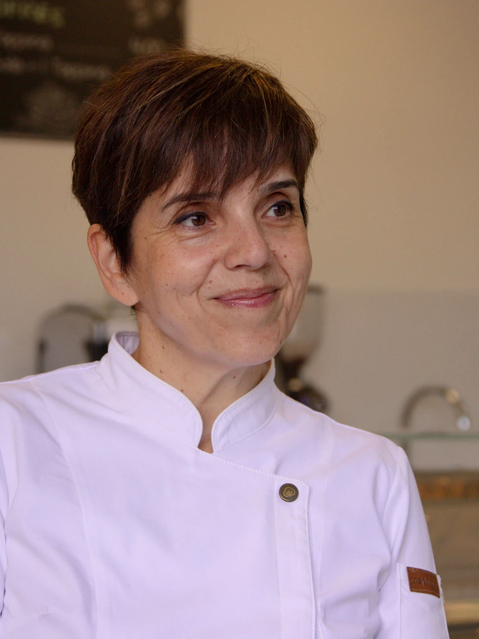 Imagen de Lorena Morata repostera de Chococó ataviada con una chaqueta profesional de heladero con mirada afable y cara sonriente