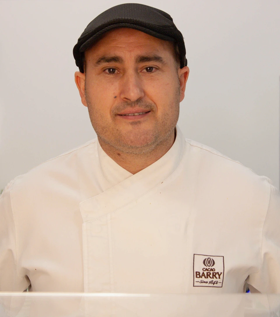Imagen de José López gerente de Chococó ataviado con una chaqueta profesional de heladero y una gorra plana tipo Kangol con mirada afable y cara sonriente